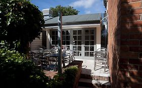 Lowena Cafe And Accommodation